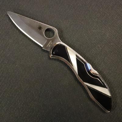 Spyderco Delica Custom Jewelry Collection Jet and Mother of Pearl - 1